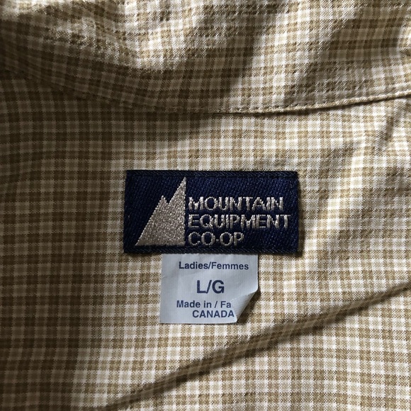 Lightweight button down hiking shirt - Picture 3 of 3